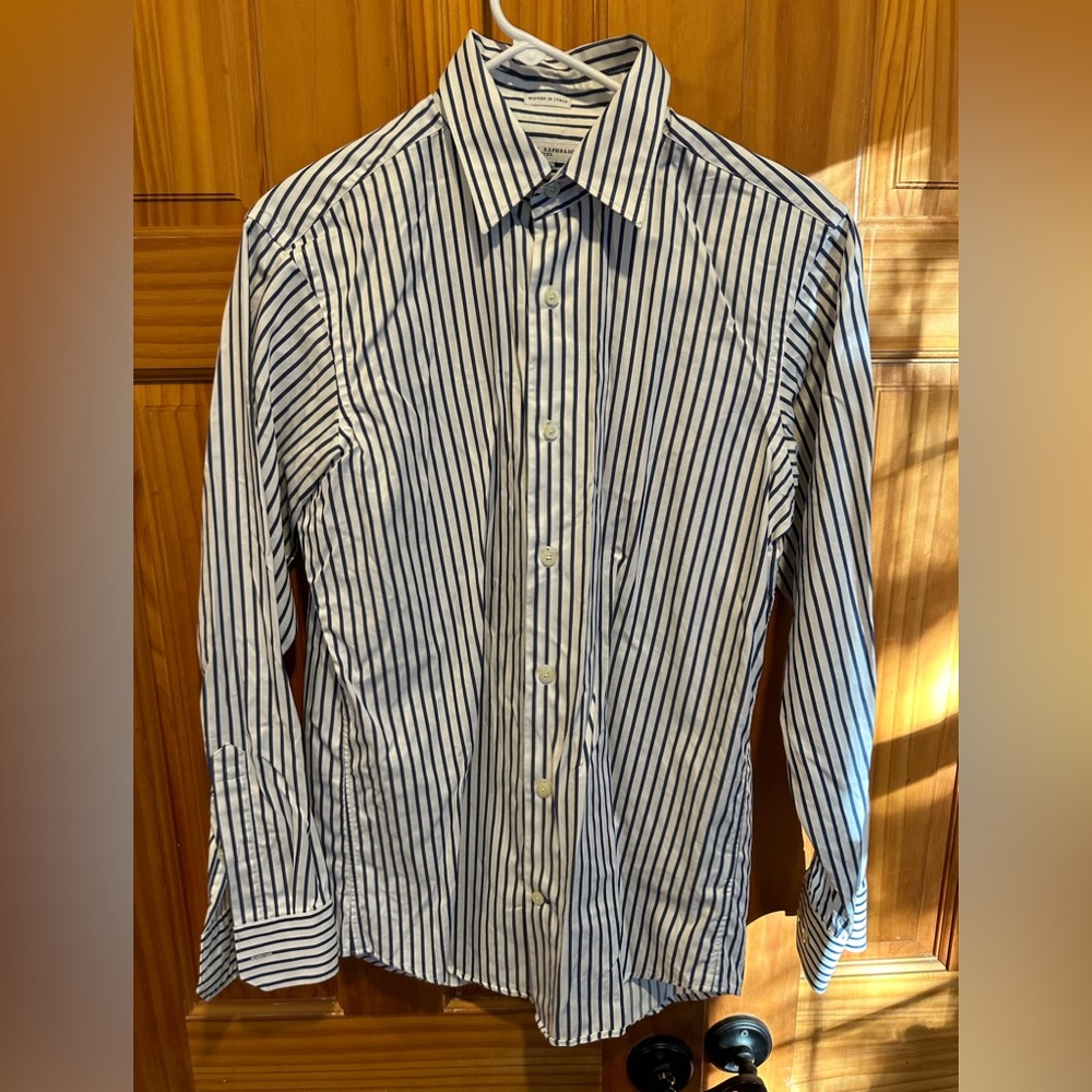 Men’s Banana Republic 100% Button Up Shirt Blue & White striped